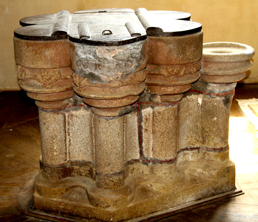 Fonts baptismaux de l'glise Notre-Dame de Runan (Bretagne)