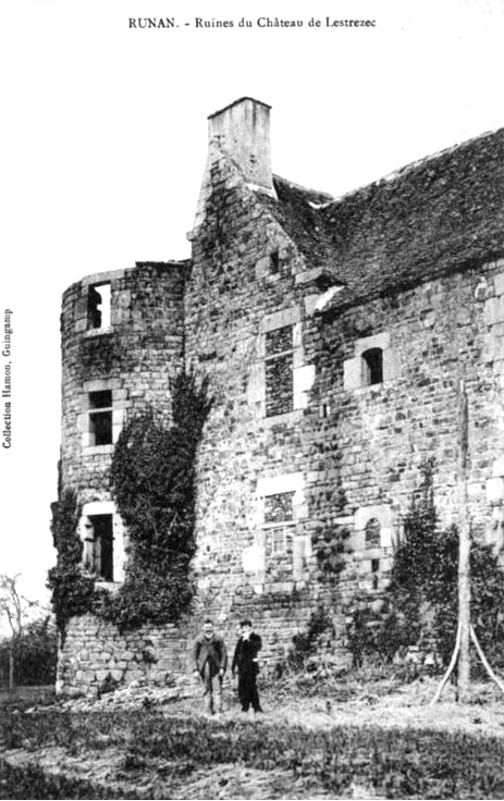 Runan (Bretagne) : ruines du chteau de Lestrzec..