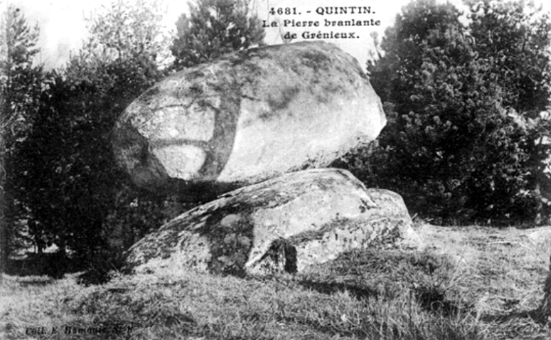 Ville de Saint-Brandan (Bretagne) : pierre branlante.