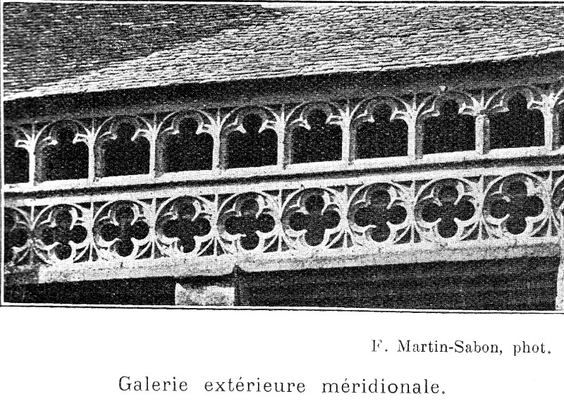Galerie extrieure de l'glise de Saint-Jean-du-Doigt (Bretagne).