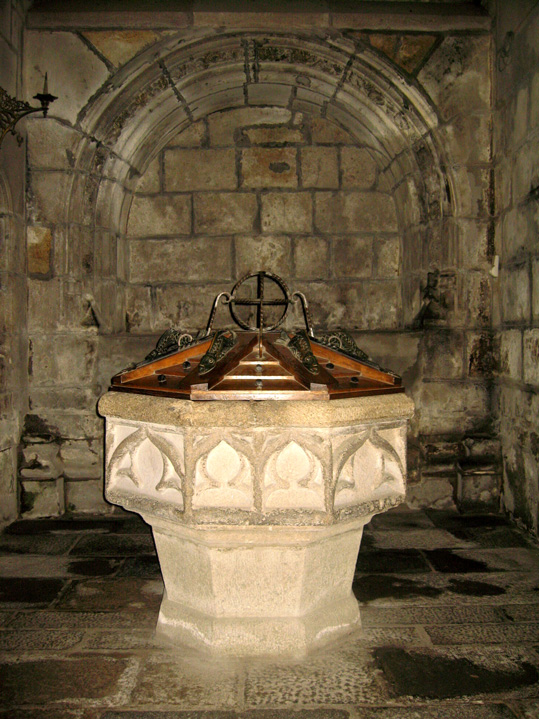 Saint-Brieuc (Bretagne) : cathdrale Saint-Etienne (fonts baptismaux)