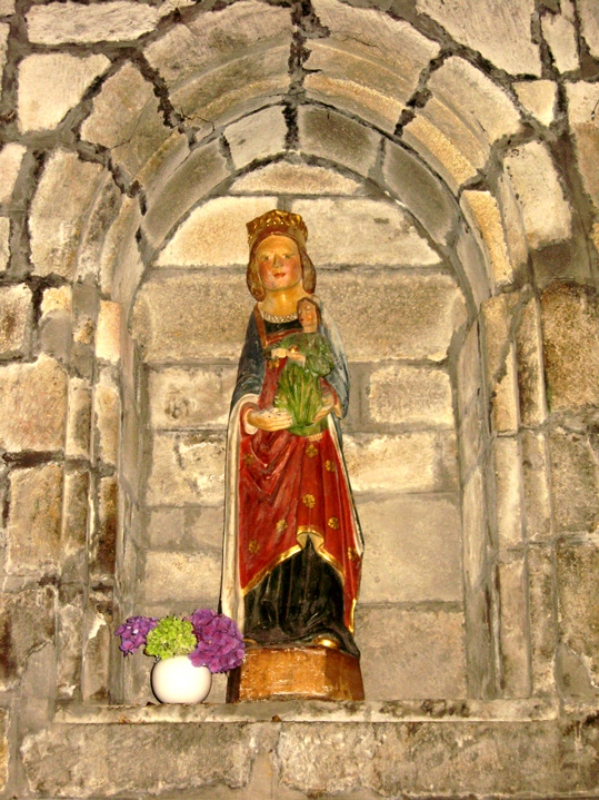 Saint-Brieuc (Bretagne) : cathdrale Saint-Etienne (la Vierge dans le transept Nord)