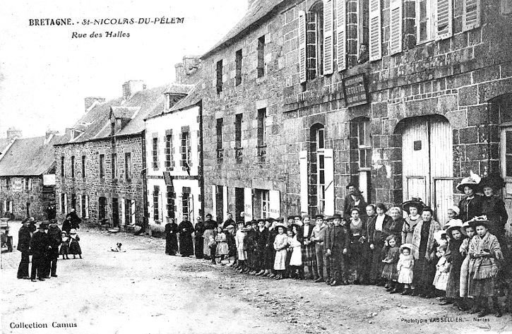 Bourg de Saint-Nicolas-du-Pelem (Bretagne).