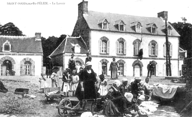 Saint-Nicolas-du-Pelem (Bretagne) : lavoir.