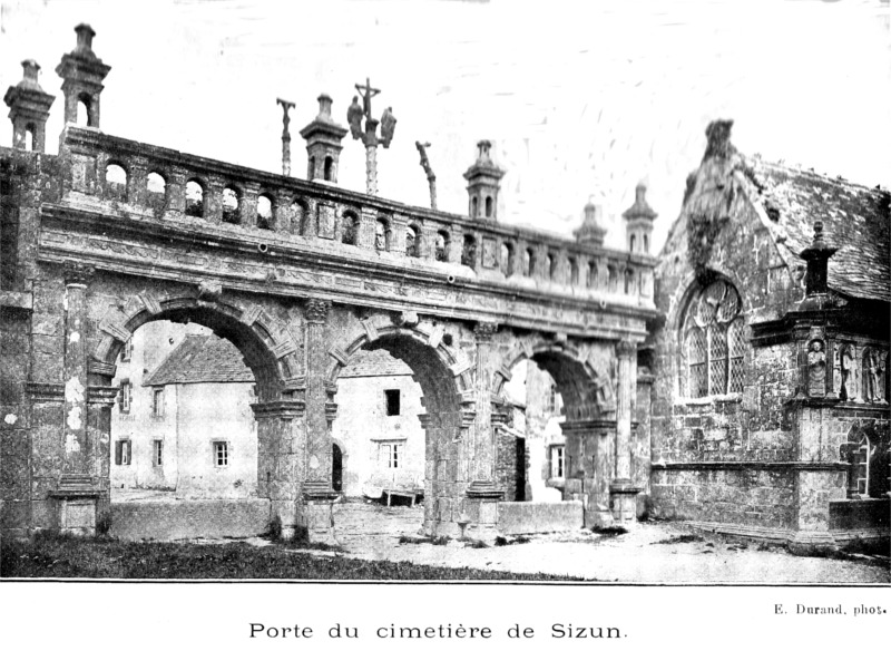 Eglise de Sizun (Bretagne) : porte du cimetire.
