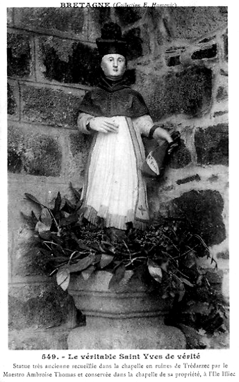 Trdarzec (Bretagne) : statue de Saint Yves de Vrit.