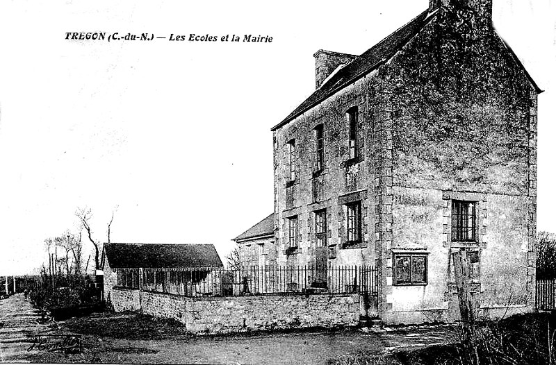 Ecoles et Mairie de Trgon (Bretagne).