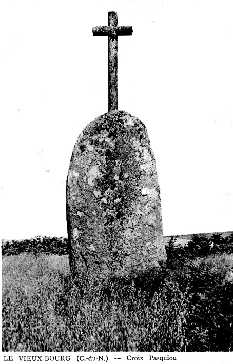 Croix ou Menhir de Pasquiou au Vieux-Bourg (Bretagne).